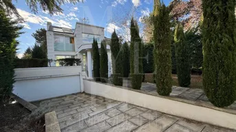 Expose Repräsentative, moderne Villa mit Pool in absoluter Grünruhelage