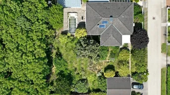Expose Großes Grundstück mit Einfamilienhaus *Luftwärmepumpe, Pool und Garagen*