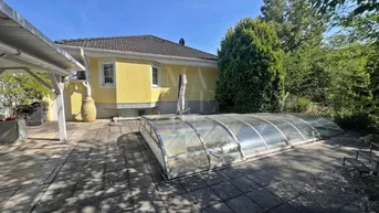 Expose Einfamilienhaus mit Luftwärmepumpe, Pool und Garagen - ZENTRALE GRÜN-RUHELAGE
