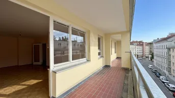 Lange Loggia mit Terrakottafliesen und Blick auf die Stadt, zugänglich vom Wohnbereich.