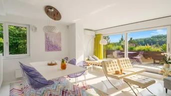 Helles Wohn- und Esszimmer mit modernen Möbeln, farbigem Teppich und Zugang zur Terrasse.