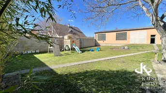Expose Geräumiges Familienhaus mit 3 Einheiten! Neurenovierte, moderne Wohnung, Büro, Einliegerwohnung, Garagen, Halle!