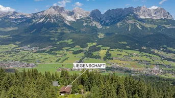 Luftaufnahme der Liegenschaft in einer malerischen Berglandschaft mit umliegenden Wäldern und Tälern.