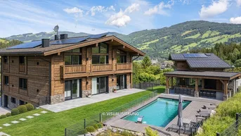 Luxuriöses Chalet mit großem Außenpool, Sonnenterrasse und beeindruckendem Bergblick.