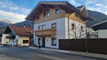 Expose Charmantes Einfamilienhaus mit großzügigem Raumangebot und Einliegerwohnung in Neukirchen zu verkaufen