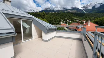 Dachterrasse mit Bergblick und Zugang zum Innenbereich, ideal für Entspannung im Freien.