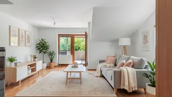 Helles Wohnzimmer mit Holzboden, gemütlichem Sofa und Zugang zu einem kleinen Balkon.