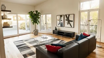 Helles, modernes Wohnzimmer mit Holzboden, hohen Decken und Zugang zu einem Balkon.