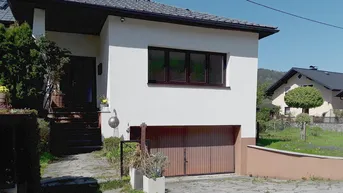 Expose Eine reizende 2-Zimmer-Wohnung mit ca. 51 m², dazu ein Garten mit ca. 30 m² und einen PKW– Stellplatz in einem Zweifamilienhaus.