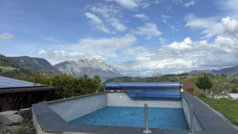 Expose Wohnhaus mit malerischem Ausblick auf die umliegegende Bergregion, Pool, Doppelcarport, Terrasse, voll unterkellert!