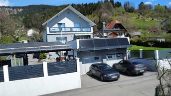 Expose Wohnhaus mit großer süd-westseitigen Terrasse, südseitiger Balkon, Garagen und Carports