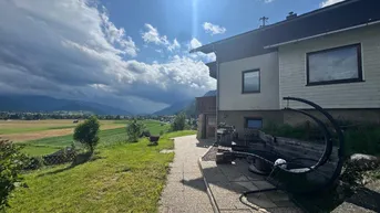 Expose Wohnhaus voll unterkellert mit 2 Balkone, Terrasse und 2 Garagen