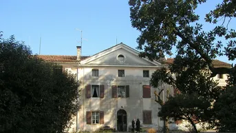 Expose Italien - Buttrio: Großzügiges Anwesen mit hohem Potential | Italy - Buttrio: Spacious property with high potential