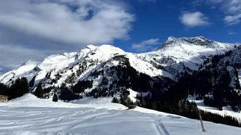 Expose Oberlech Arlberg - Exklusives Baugrundstück – Ski-in/Ski-out mit atemberaubendem Bergblick | Oberlech Arlberg - Exclusive building plot - ski-in/ski-out with breathtaking mountain views