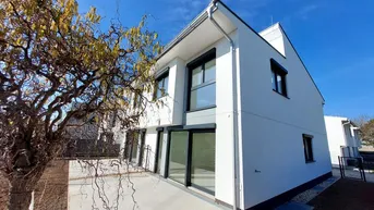 Expose Das Beste aus Stadt und Land. Modernes Doppelhaus in Essling mit wunderbarem Garten nahe der U2. Bezugsfertig!