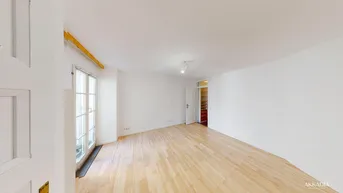 Helles Schlafzimmer mit Holzparkett und Zugang zu einem französischen Balkon, der viel Licht spendet.