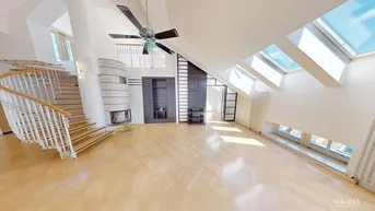 Helles Wohnzimmer mit hohen Decken, Kamin, Holzparkett und einer eleganten Wendeltreppe.