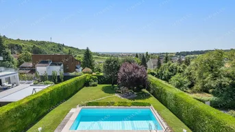 Gepflegter Gartenbereich mit Swimmingpool und weitem Blick über die Landschaft.