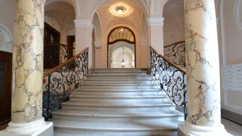 Expose Prachtvolle voll renovierte Altbauwohnung mit Stuck / Attractive apartment in top location