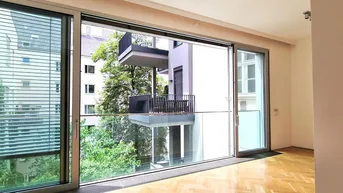 Expose Innenstadt-Wohnung großflächiger Fensterfront zum begrünten Innenhof