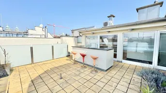 Geräumige Dachterrasse mit Bar, Sitzgelegenheiten und weitem Blick über die Stadt.