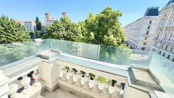 Geräumiger Balkon mit traditioneller Balustrade, moderner Glasbrüstung und weitem Blick ins Grüne.