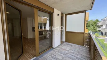 Geräumiger Balkon mit Fliesenboden und Blick ins Grüne, ideal für entspannte Stunden im Freien.