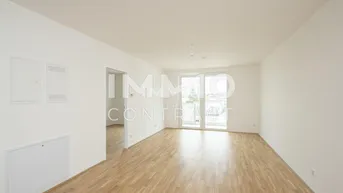 Lichtdurchfluteter Wohnbereich mit Parkettboden und Zugang zu einem französischen Balkon.