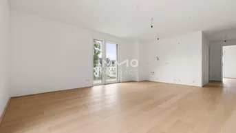 Geräumiges, helles Zimmer mit Holzboden und großen Fenstern, ideal für individuelle Gestaltung.