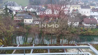 Weitblick vom Balkon auf einen Fluss, Bäume und die umliegende Landschaft.