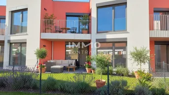 Moderne Reihenhäuser mit Terrassen, Balkonen und gepflegten Gärten in sonniger Lage.