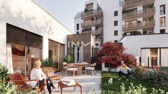 Moderne Terrasse mit bequemen Sitzgelegenheiten und angrenzendem Gartenbereich, ideal für Entspannung im Freien.