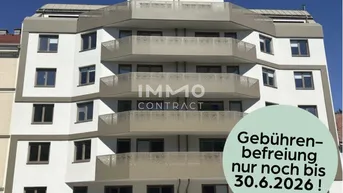 Modernes Mehrfamilienhaus mit weißer Fassade, mehreren Balkonen und einem Flachdach.