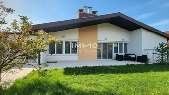Modernes Einfamilienhaus mit großem Garten und sonniger Terrasse, ideal für entspannte Stunden im Freien.