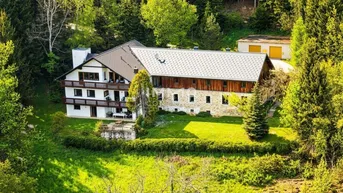 Großzügiges Anwesen in ländlicher Umgebung, umgeben von viel Grün und Wald.