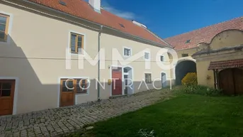 Expose WOHN-UND GESCHÄFTSHAUS AUS DEM 16. JAHRHUNDERT IM HERZEN VON LANGENLOIS 100 m Kellerröhre, Nebengebäude, Innenhof, Geschäftslokale, usw.