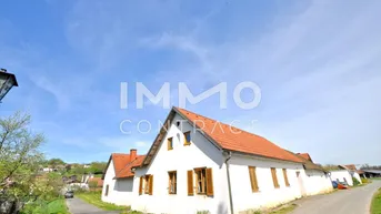 Expose Sanierungsbedürftiger, traditioneller Vierkanthof - Idyllischer Innenhof – Erleben Sie im Innenhof Ihr open air Wohnzimmer