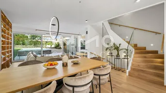 Expose Luxuriöses Doppelhaus mit viel Platz – Eleganz und Stil inmitten der Weinberge