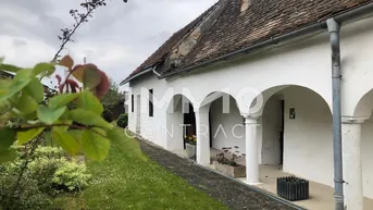 Expose Schnäppchen Arkadenbauernhaus mit Innenhofatrium und Garten in ruhiger Lage !Bedarf Renovierung!