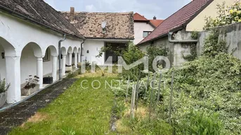 Expose Schnäppchen Arkadenbauernhaus mit Innenhofatrium und Garten in ruhiger Lage !Bedarf Renovierung!