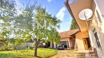 Expose Zweifamilienhaus mit schönem Garten und Laube, in zentraler, ruhiger Grünlage - Sanierungsbedürftig