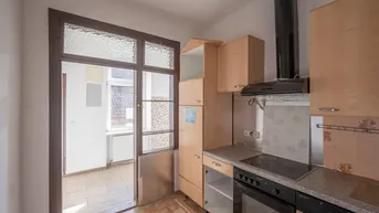 Expose +++NEU+++ 2-Zimmer Altbau-Wohnung (sanierungsbedürftig) - tolle Lage
