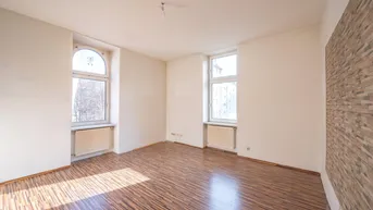 Expose ++Q18++ Renovation-needed 3-room old building flat, lots of potential
