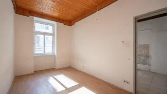 Expose ++Q16++ sanierungsbedürftige 2-Zimmer Altbauwohnung in guter Lage