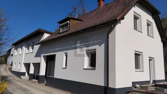 Expose KLEINES PARADIS MIT EIGENEM BACH