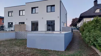 Expose NEUBAU: MODERN MIT POOL UND NACHHALTIGEM KONZEPT