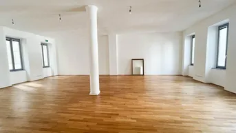 Geräumiger, heller Wohnbereich mit Parkettboden und hohen Decken, ideal für individuelle Gestaltung.