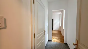 Expose Barrierefreie Altbauwohnung - Komfort und Eleganz im Theaterbezirk