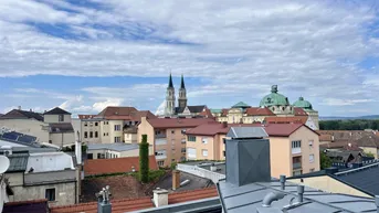 Expose Traumhafte DG-Wohnung im Zentrum von Klosterneuburg - 57m2 große Dachterrasse - Gekühlt - Garage - Gartennutzung!