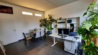 Expose FÜR Gewerbe, Praxis, Büro etc..Ca. 147m² barrierefreie Gewerbefläche im EG mit separatem Eingang &amp; großer Glasfassade in modernem Niederenergiebau aus 2009. Schöner Garten für Privat oder Lagerhalle/Nebengebäude.